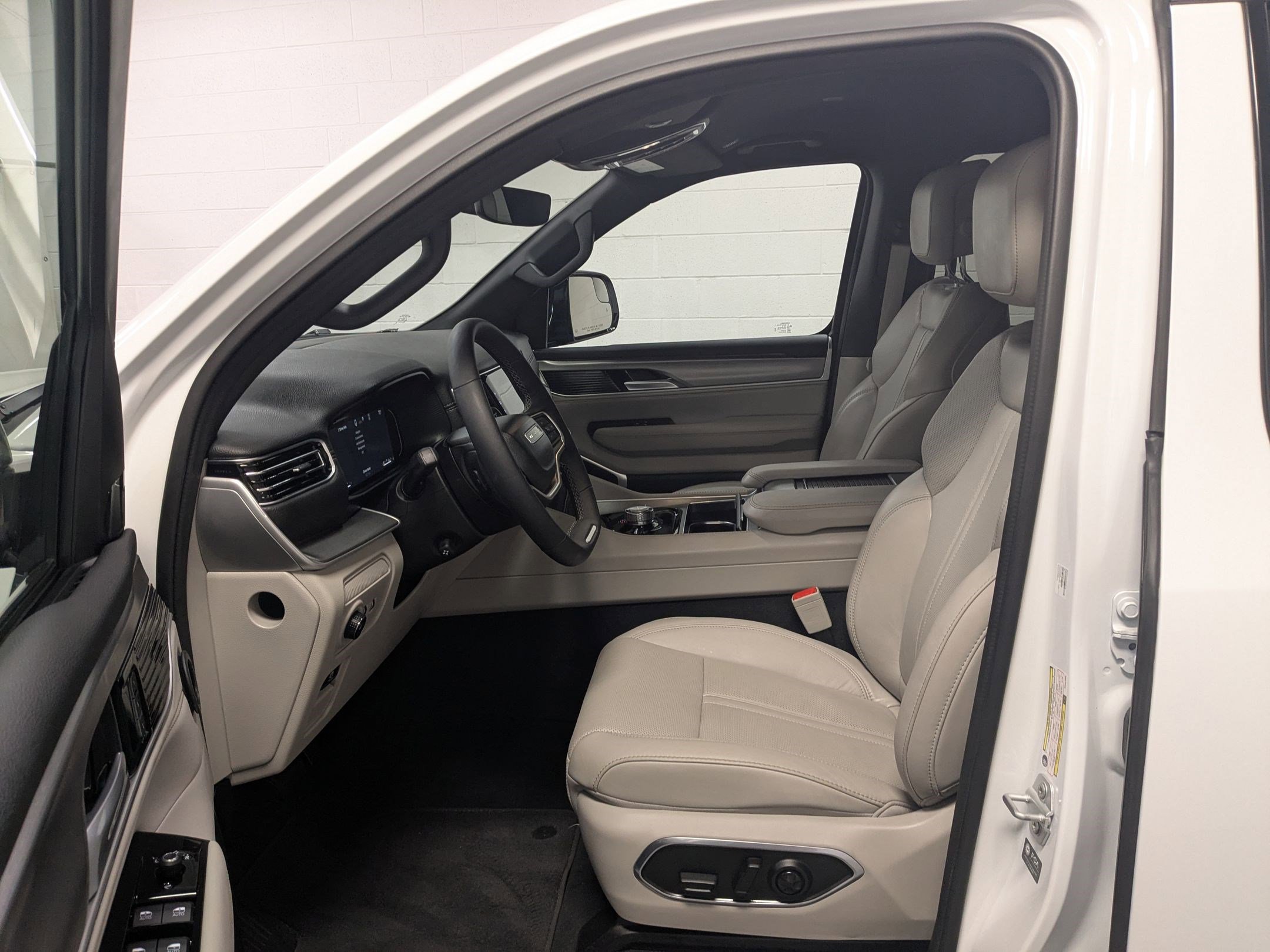 New 2025 Jeep Wagoneer Series II w/ Convenience Group I image 14