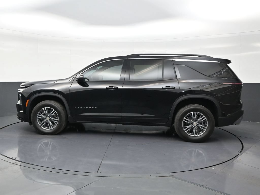 Used 2025 Chevrolet Traverse LT FWD image 2