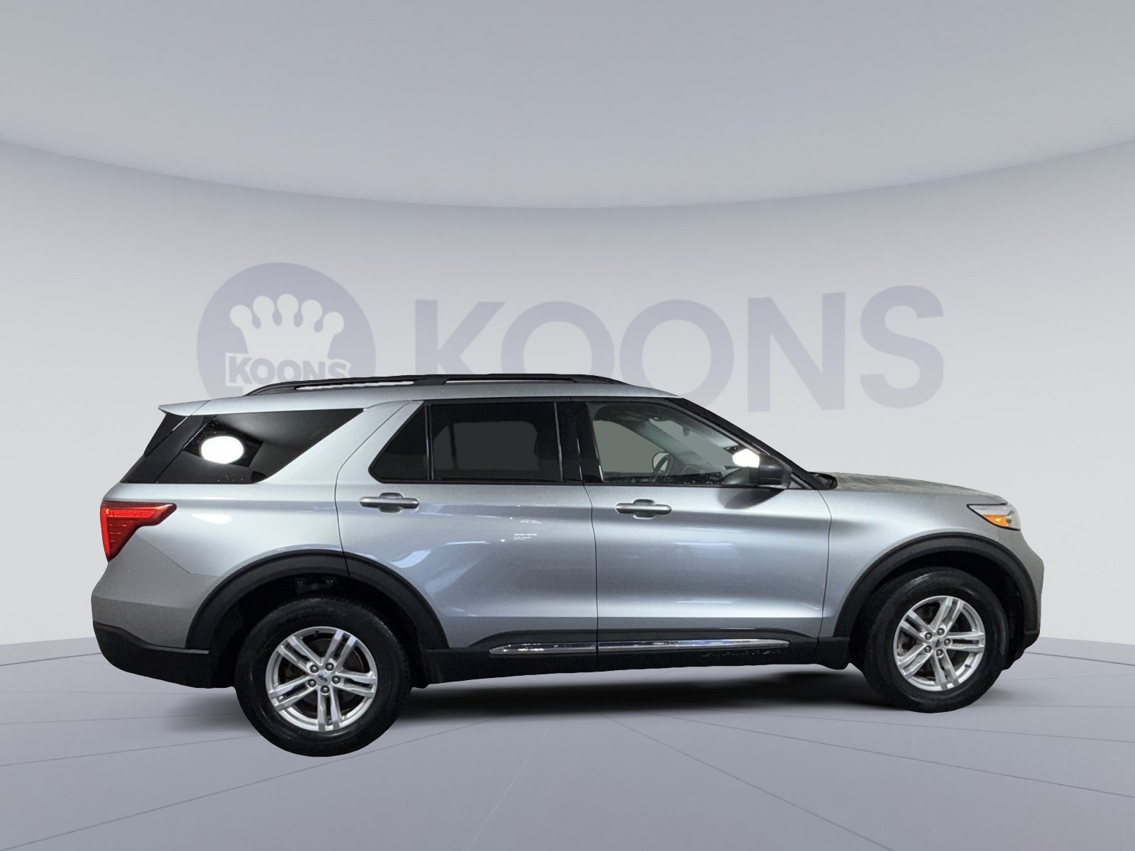 Used 2023 Ford Explorer XLT w/ Equipment Group 202A AWD/4WD image 8