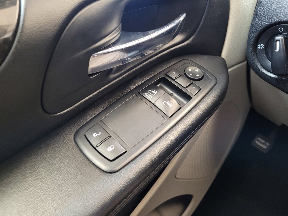 Used 2015 Dodge Grand Caravan American Value Package FWD image 27