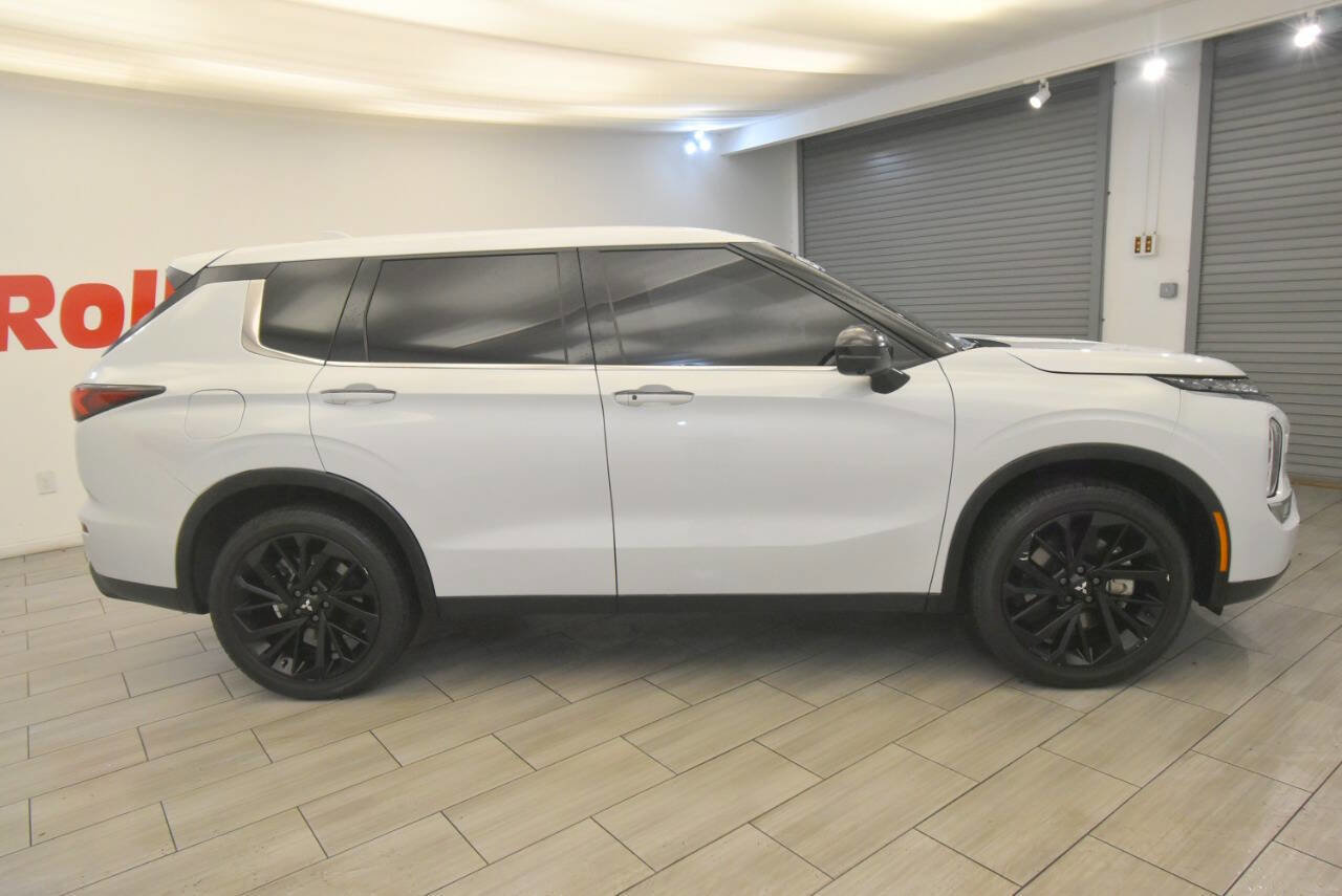 Used 2023 Mitsubishi Outlander SE Black Edition image 6