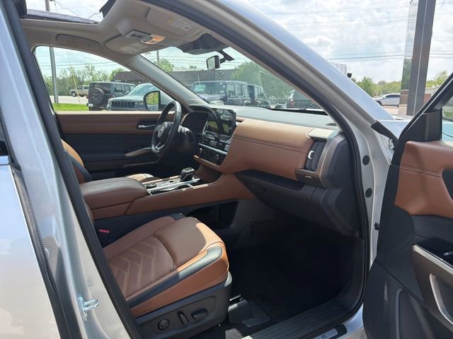 Used 2025 Nissan Pathfinder Platinum w/ Cargo Package image 33