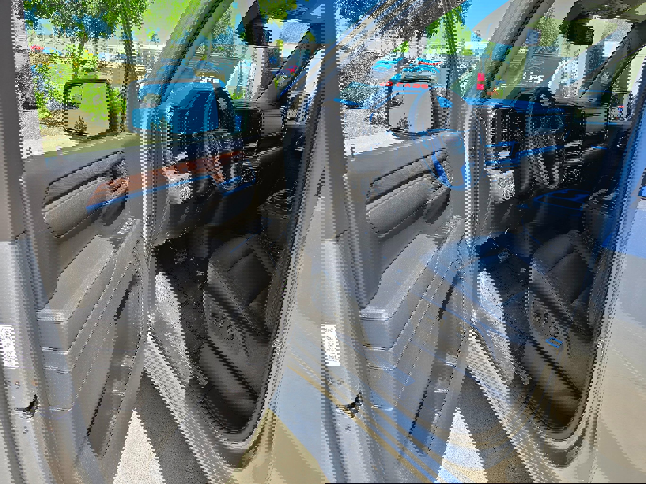 Used 2025 GMC Sierra 1500 SLT image 18