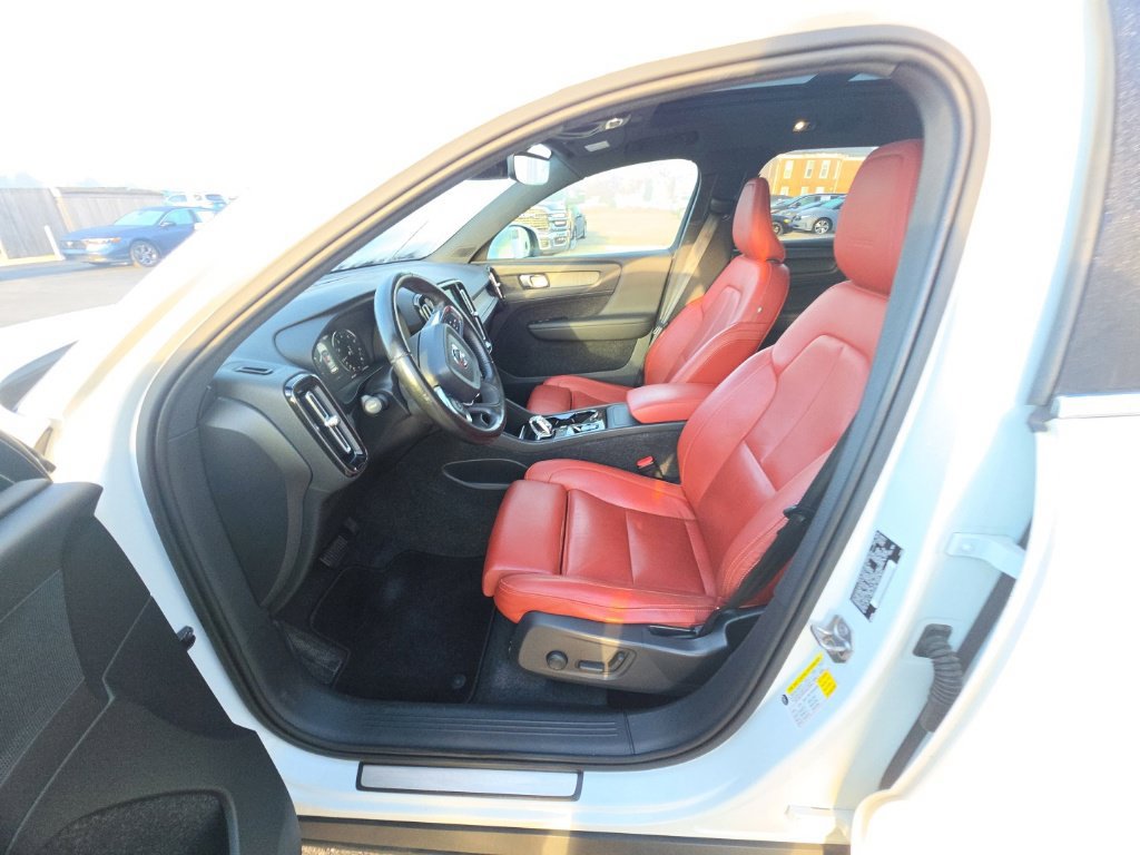 Used 2019 Volvo XC40 T4 Inscription FWD image 14