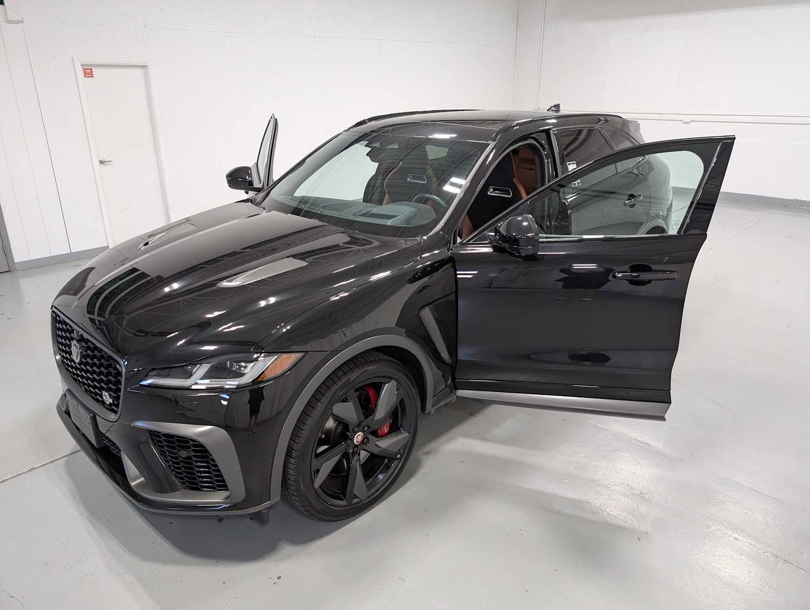 Used 2021 Jaguar F-PACE SVR image 15