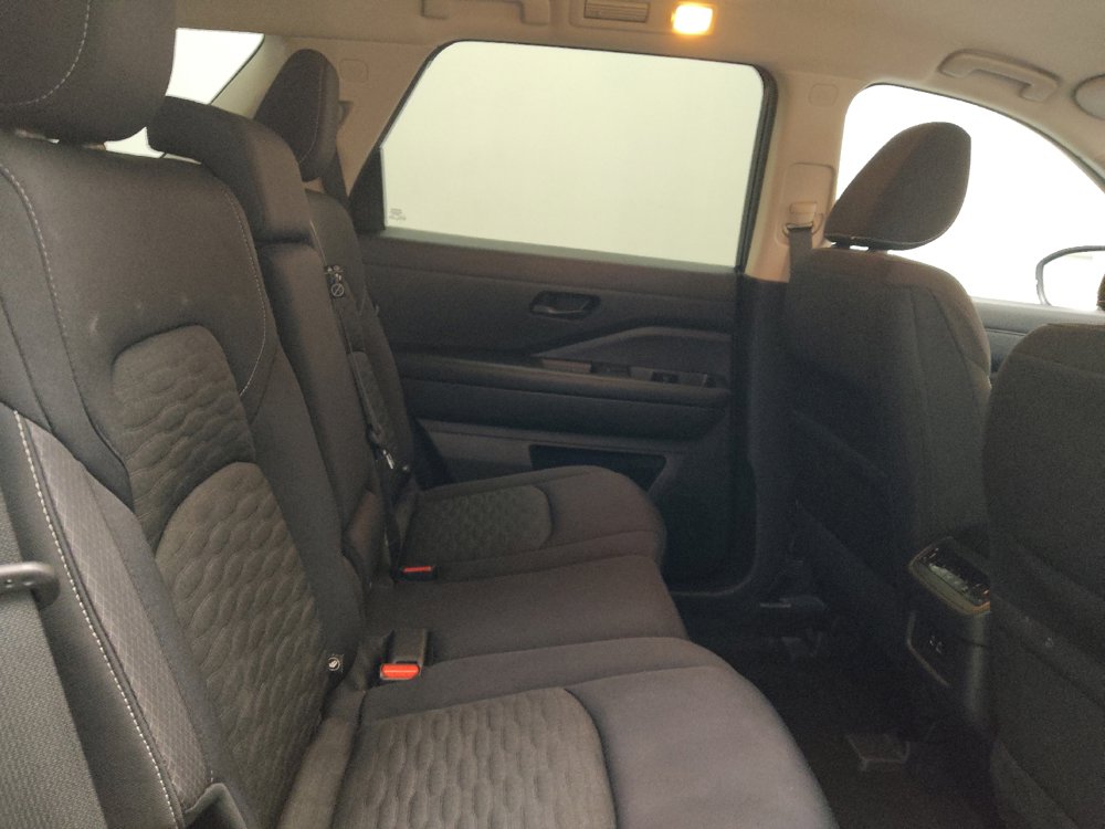 Used 2023 Nissan Pathfinder SV image 19