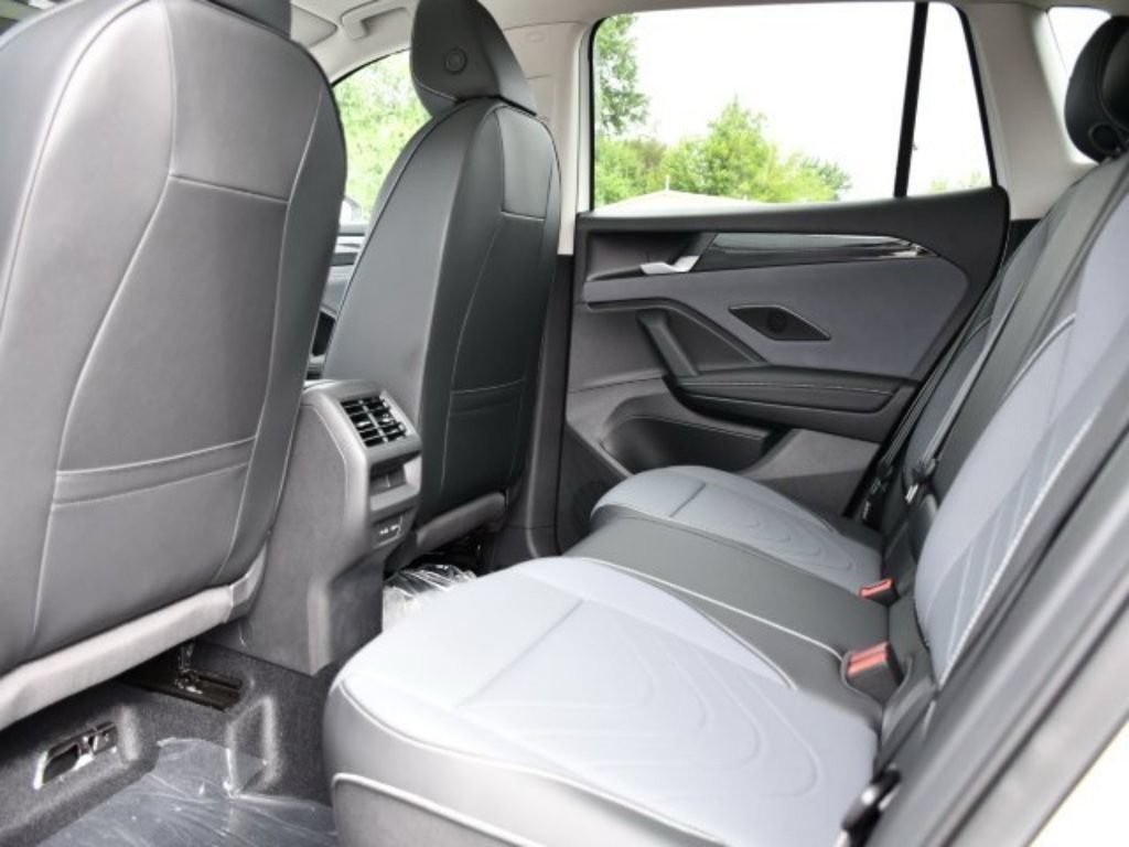 New 2025 Volkswagen Tiguan SE AWD/4WD image 15