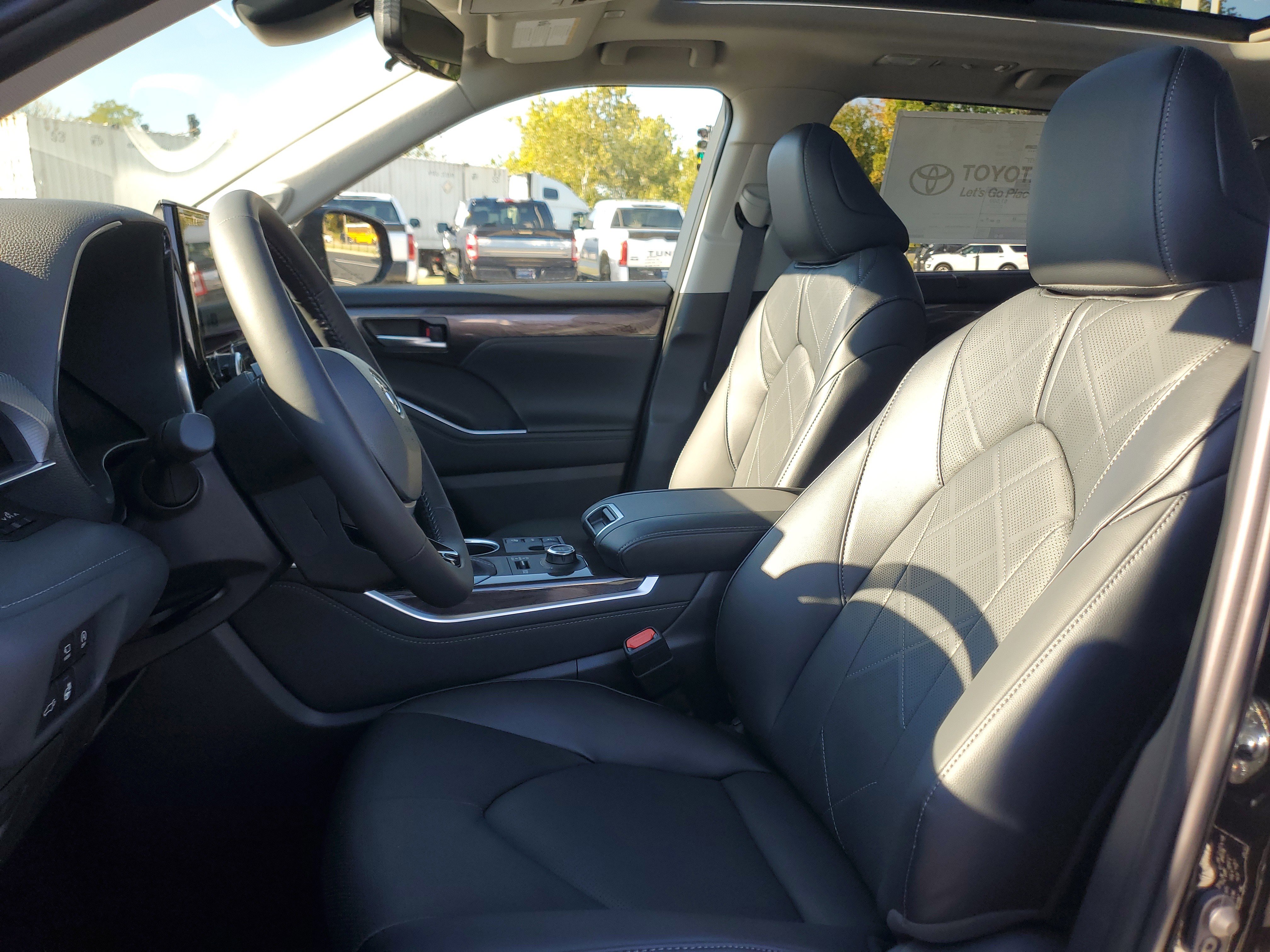 New 2025 Toyota Highlander Platinum image 19