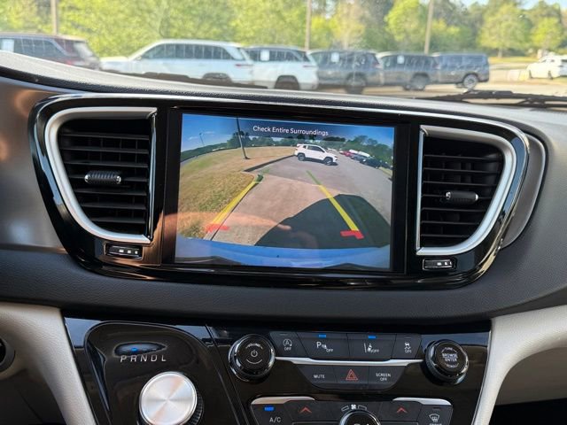 Used 2024 Chrysler Pacifica Touring-L image 20