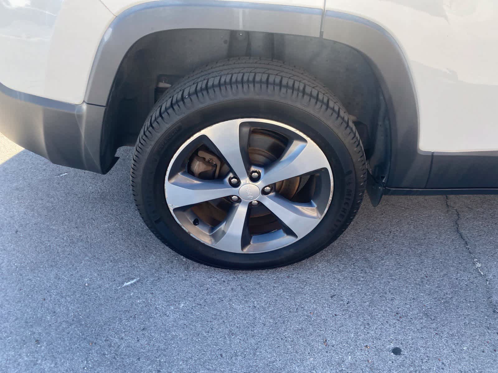 Used 2019 Jeep Cherokee Limited FWD image 5