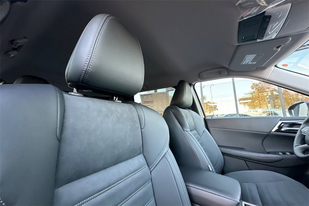 New 2025 Mitsubishi Outlander SE image 18