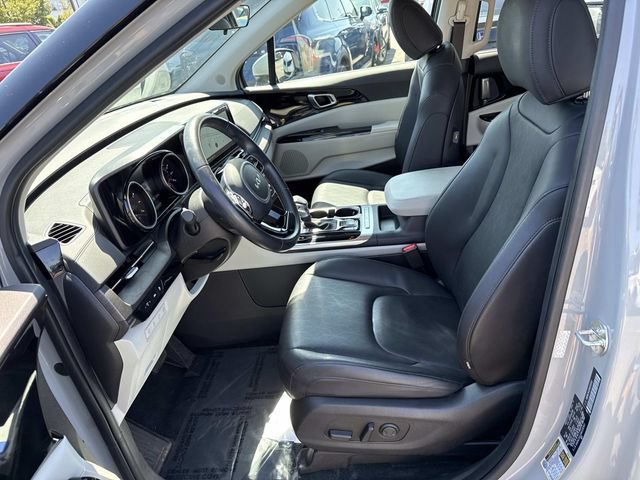 Used 2024 Kia Carnival EX FWD image 12