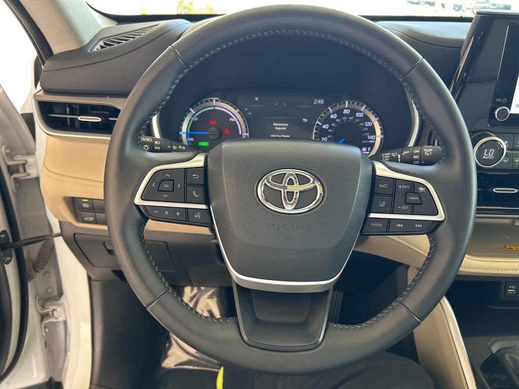 Used 2024 Toyota Highlander XLE AWD/4WD image 16