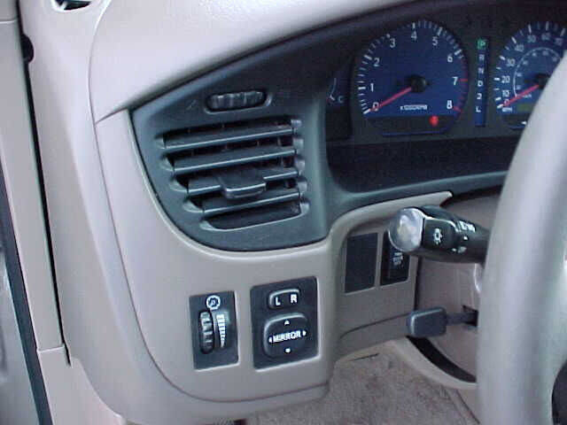 Used 2002 Toyota Sienna LE w/ Symphony Pkg FWD image 16