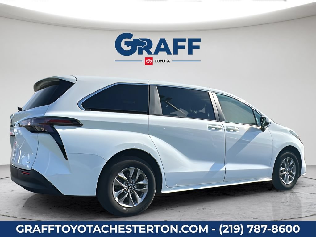 Used 2025 Toyota Sienna LE FWD image 6