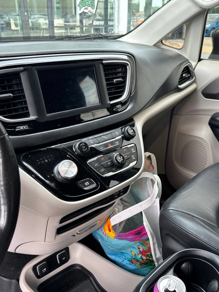Used 2020 Chrysler Pacifica Touring-L FWD image 17