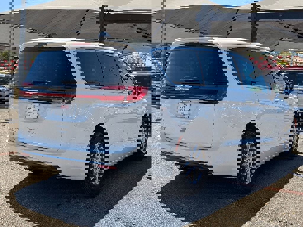 Used 2025 Chrysler Pacifica Select image 6