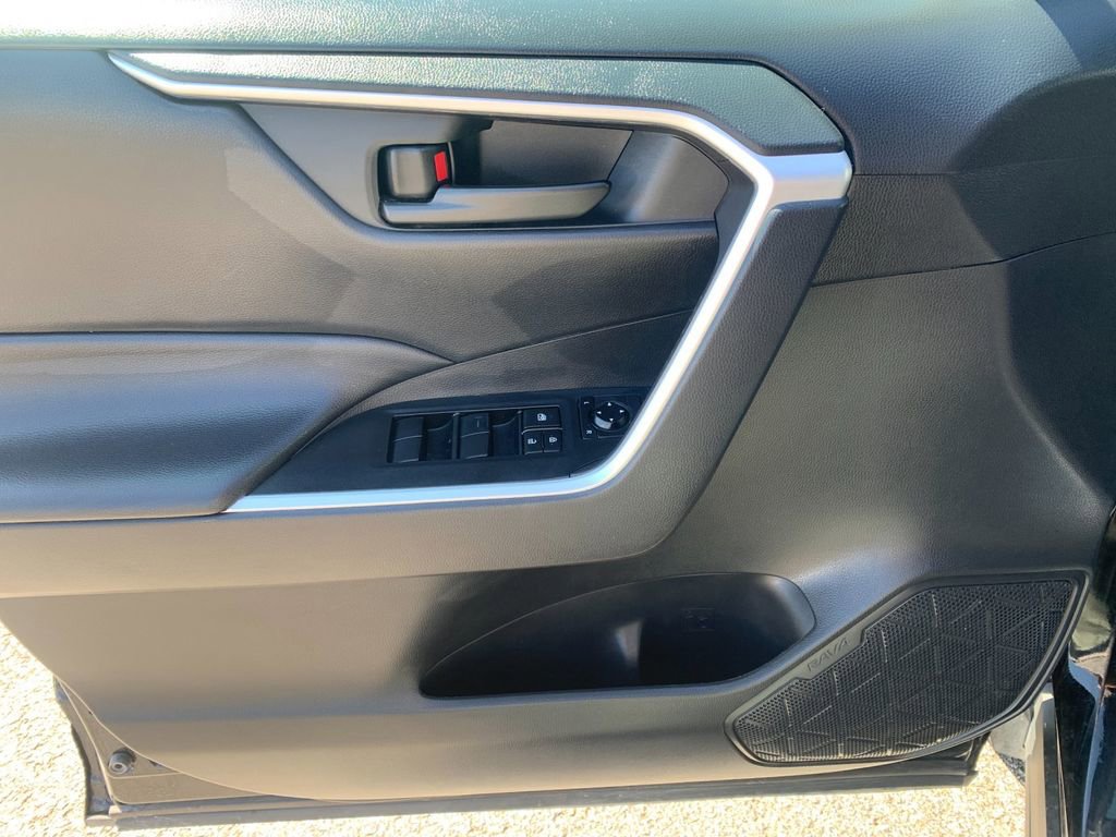 Used 2021 Toyota RAV4 LE image 12