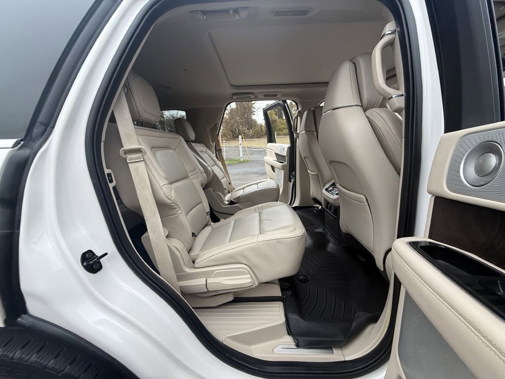 Used 2019 Lincoln Navigator Reserve image 24