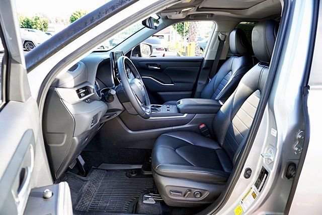 Used 2024 Toyota Highlander XLE AWD/4WD image 14