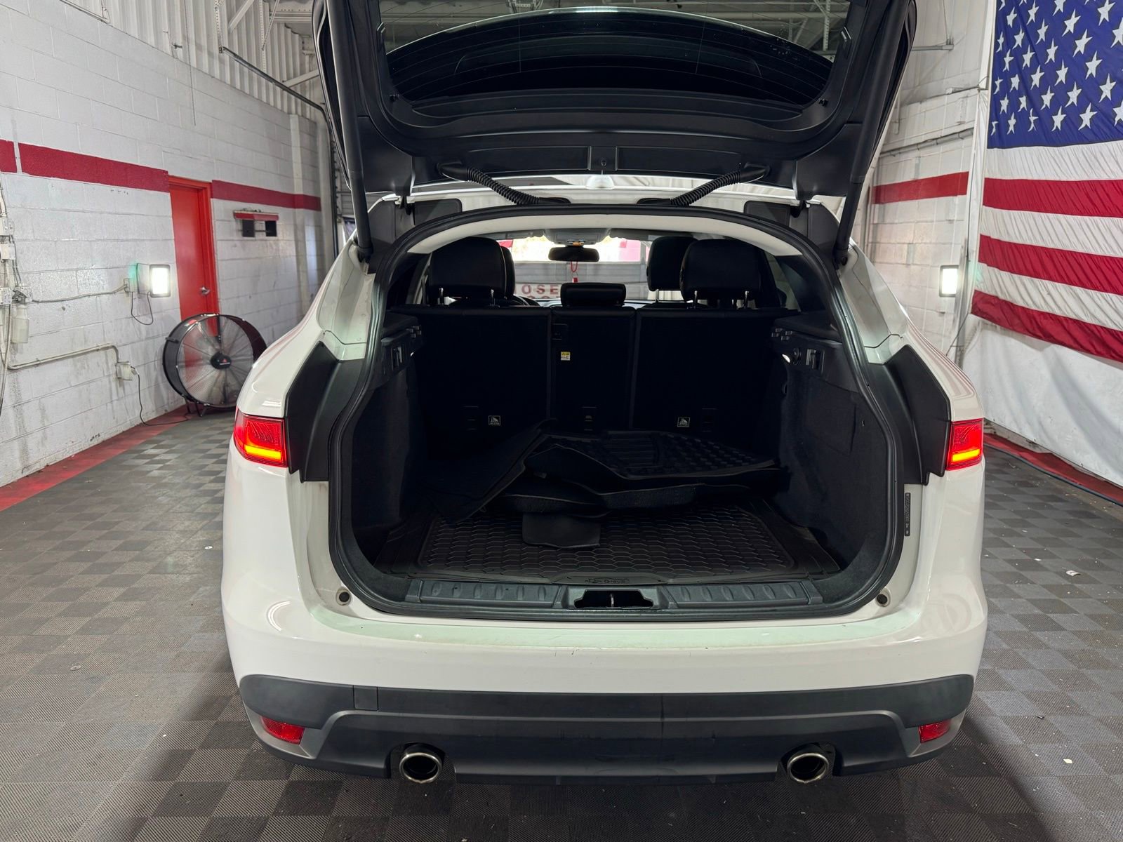 Used 2018 Jaguar F-PACE Premium image 14