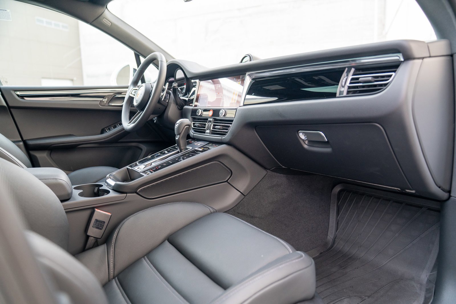 Certified 2025 Porsche Macan image 22