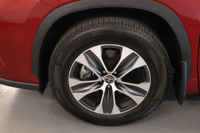 Used 2022 Toyota Highlander XLE AWD/4WD image 7