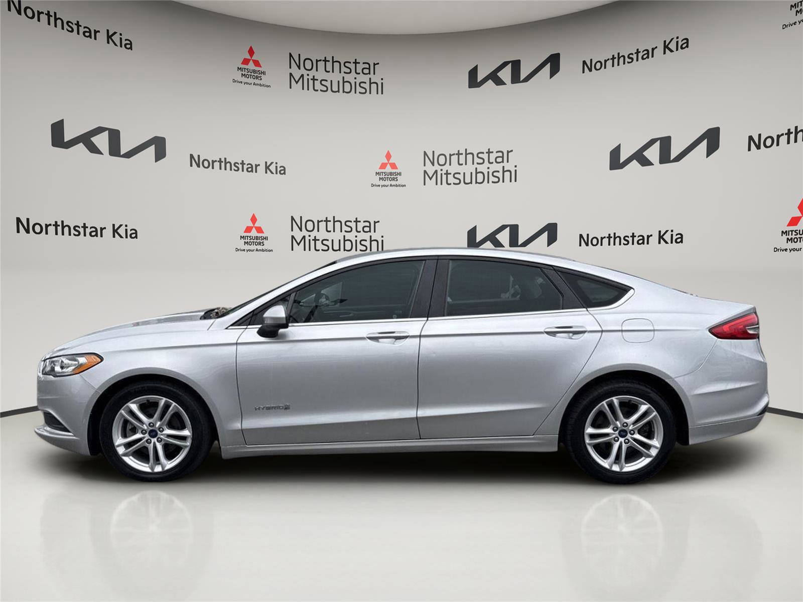 Used 2018 Ford Fusion SE image 2