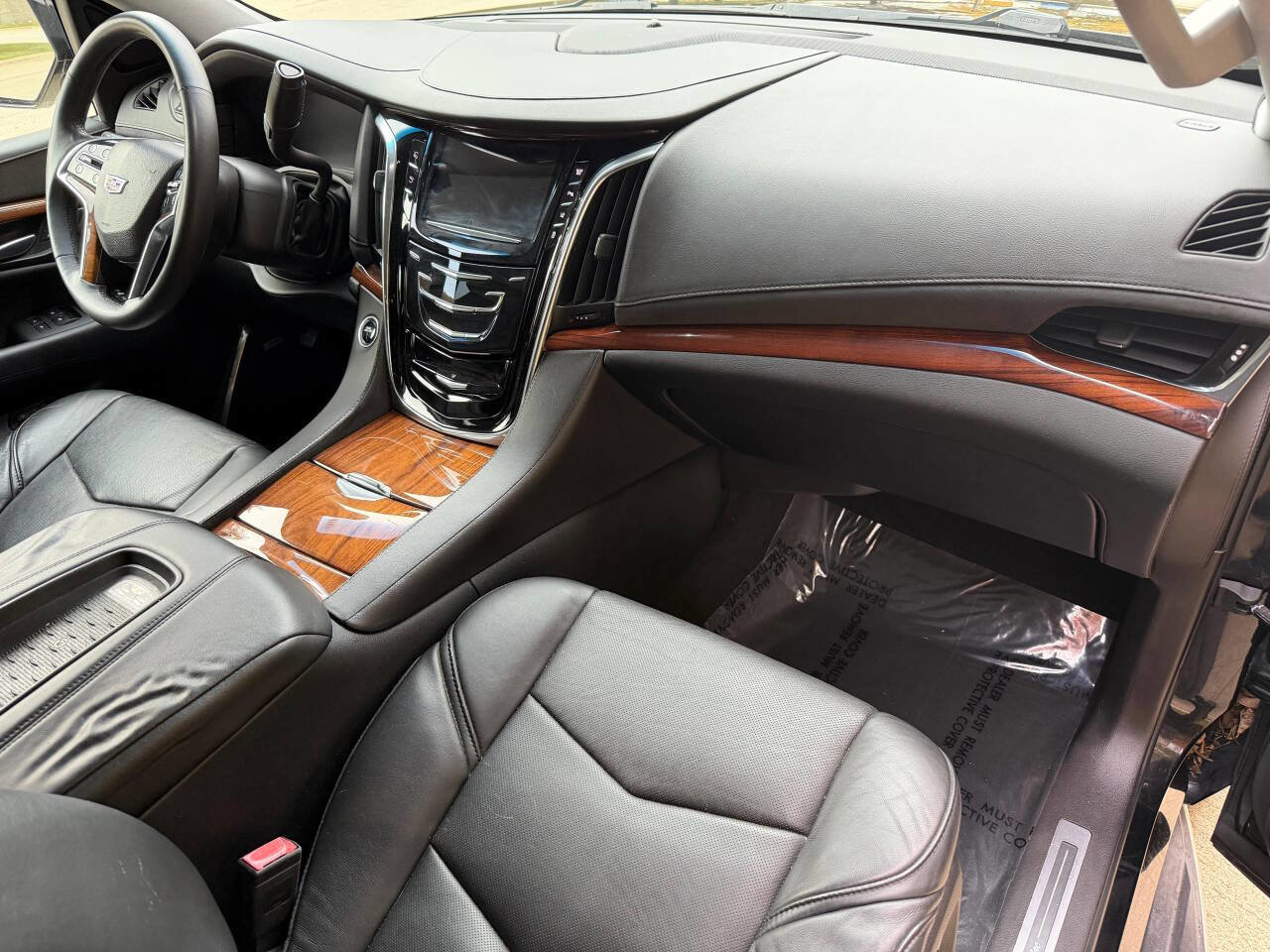 Used 2015 Cadillac Escalade Luxury image 25