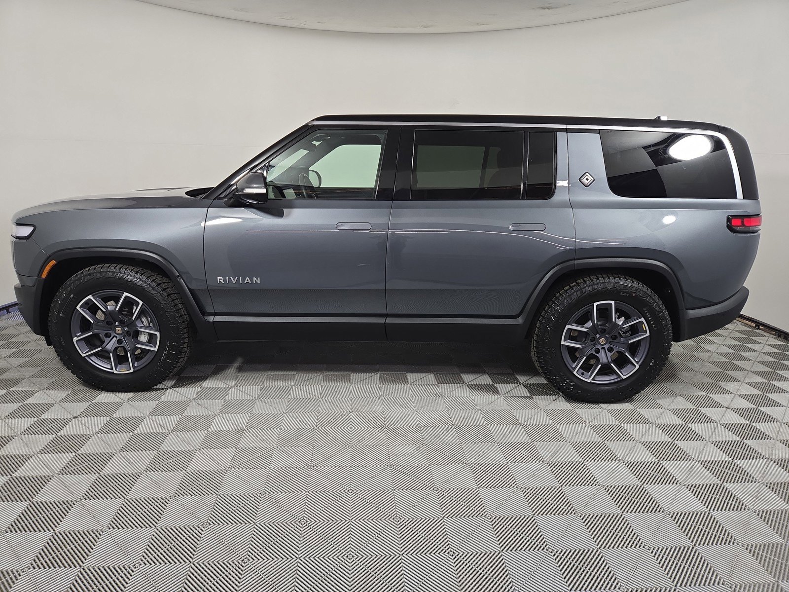 Used 2024 Rivian R1S Adventure image 2