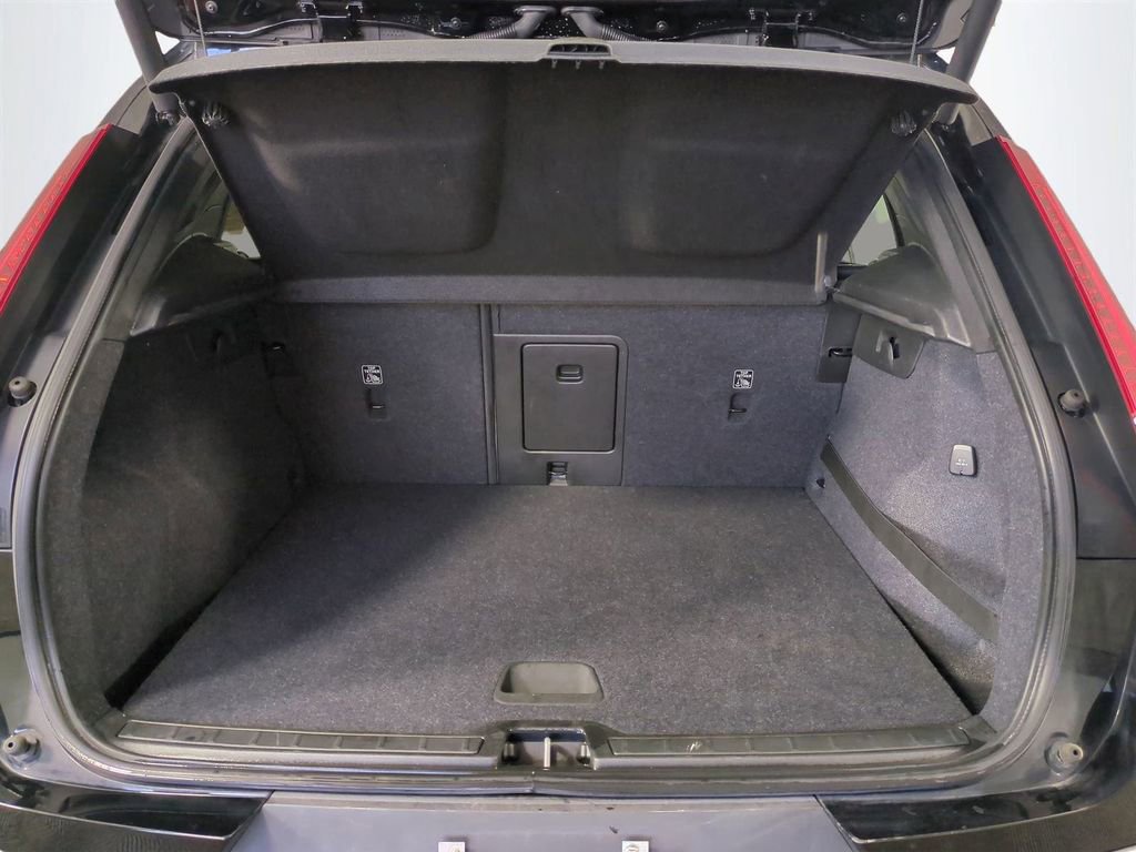 Used 2019 Volvo XC40 T5 R-Design image 14