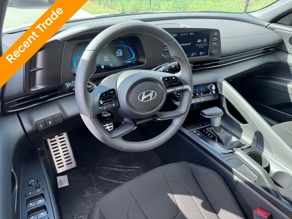 Used 2025 Hyundai Elantra Sport image 2