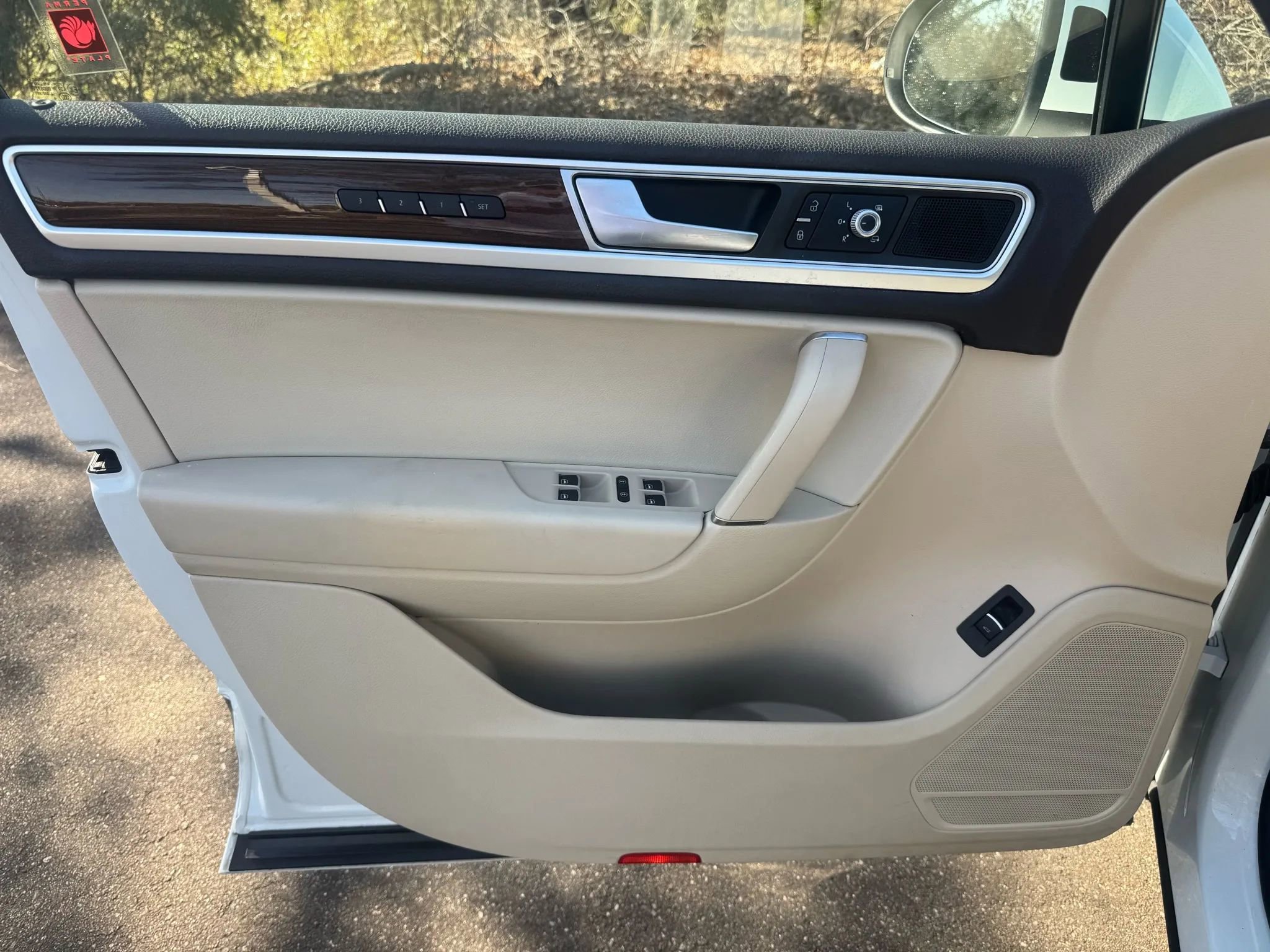 Used 2015 Volkswagen Touareg VR6 image 17