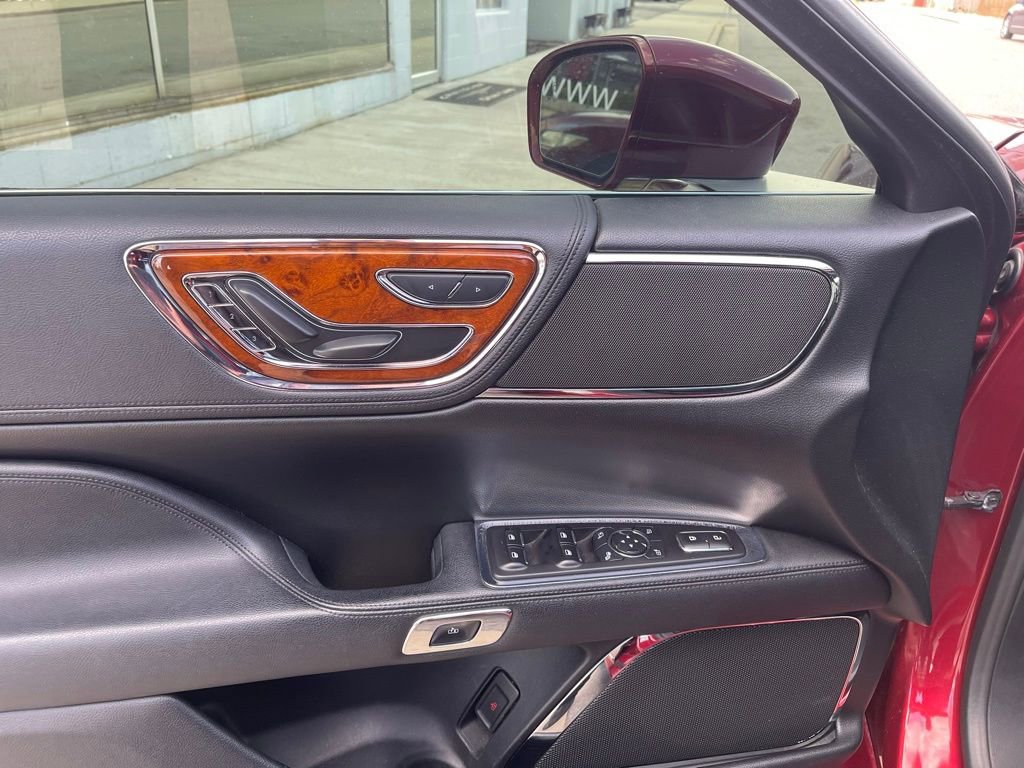 Used 2017 Lincoln Continental Select w/ Climate Package AWD/4WD image 11