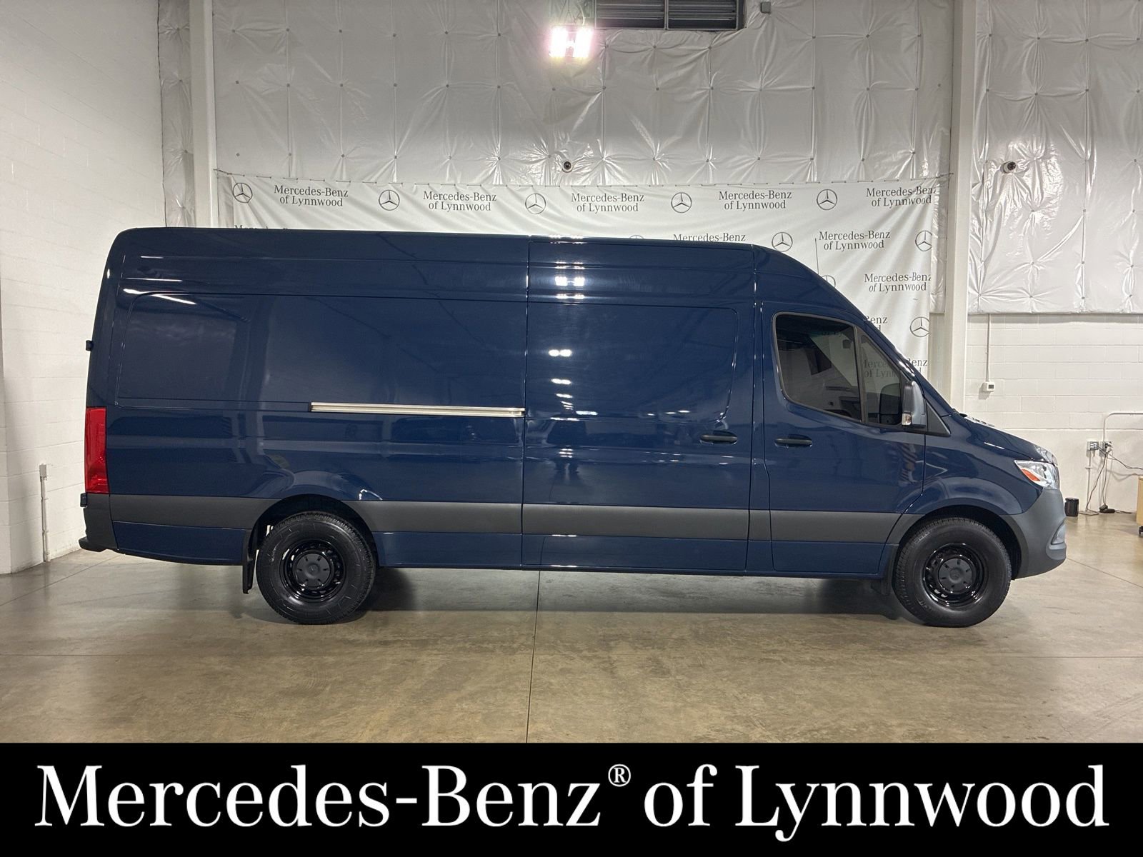 Used 2024 Mercedes-Benz Sprinter 2500 image 3