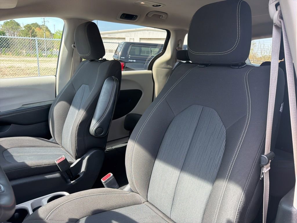 Used 2023 Chrysler Voyager LX image 20