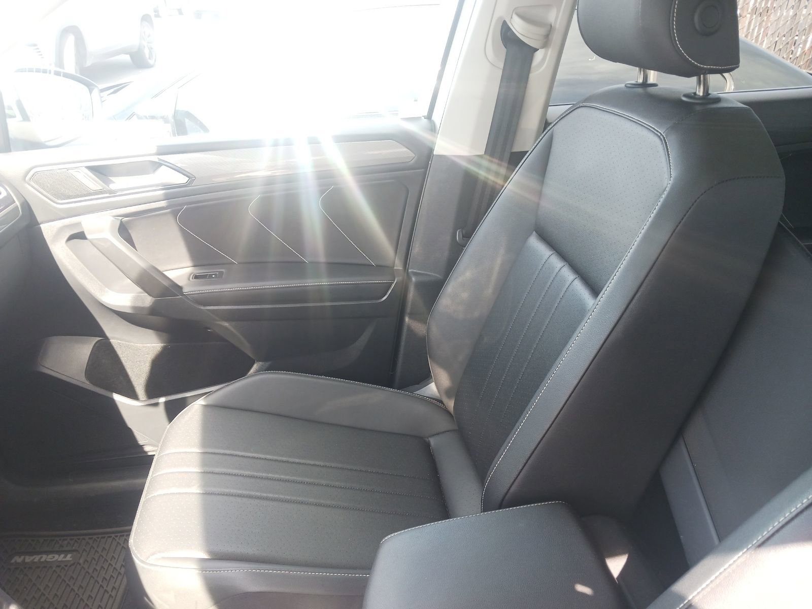 Used 2023 Volkswagen Tiguan SE w/ Panoramic Sunroof Package image 4