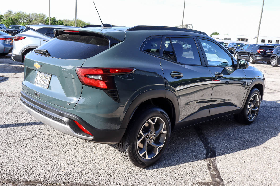 Used 2025 Chevrolet Trax LT FWD image 4