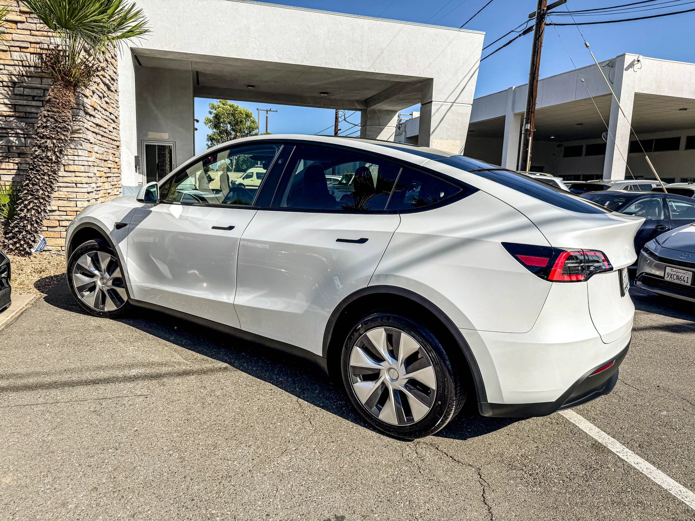 Used 2024 Tesla Model Y Long Range AWD/4WD image 3