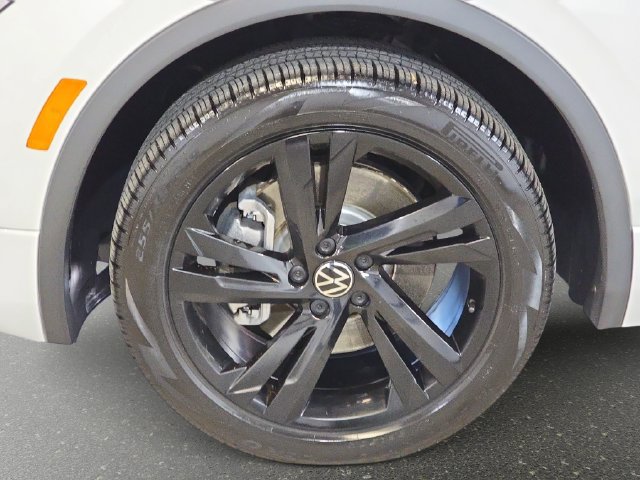 Used 2024 Volkswagen Tiguan SE R-Line FWD image 32