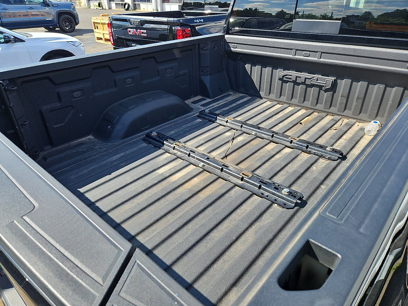 Used 2023 GMC Sierra 2500 AT4 w/ AT4 Preferred Package AWD/4WD image 9