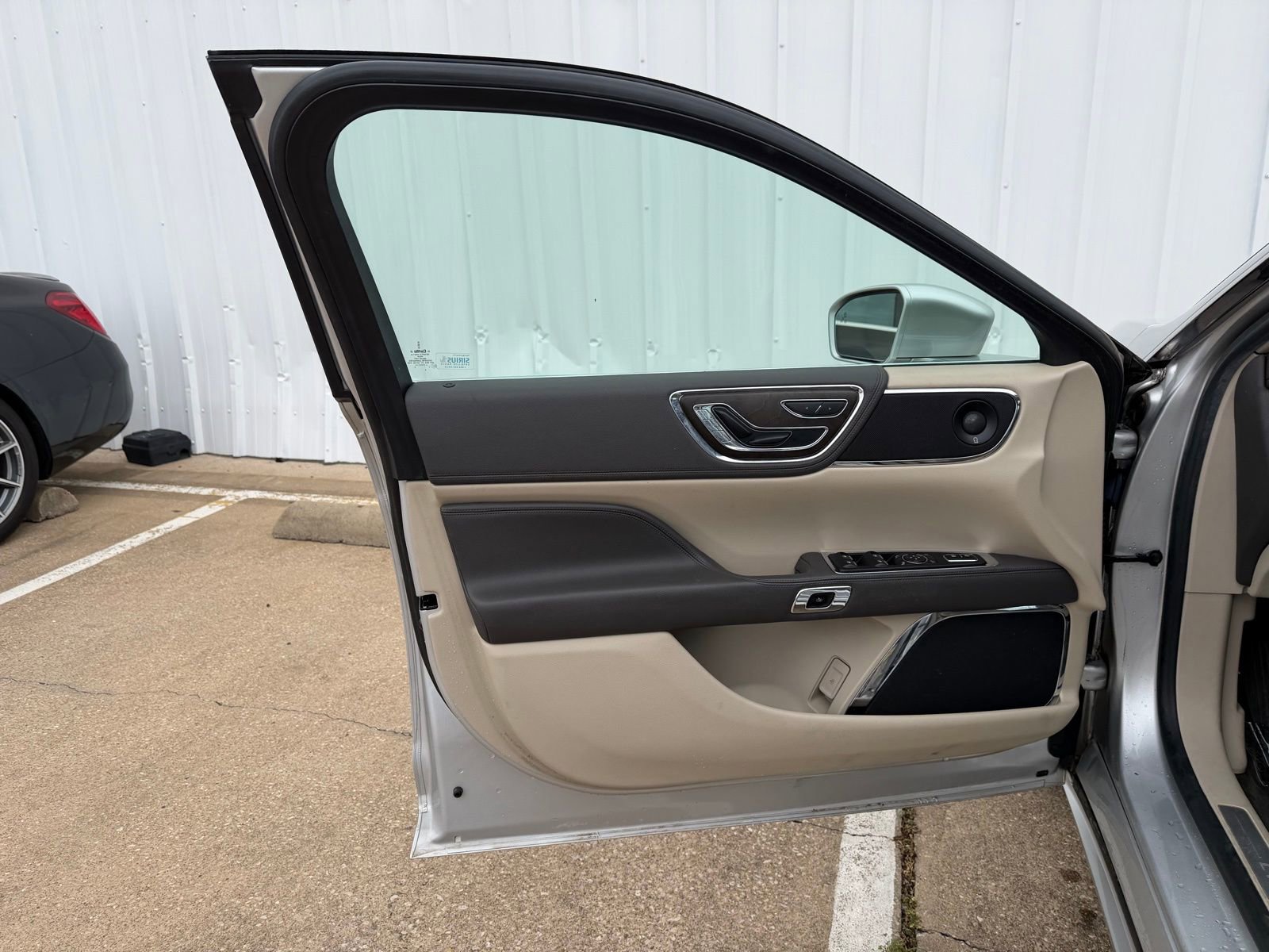 Used 2017 Lincoln Continental Select image 18