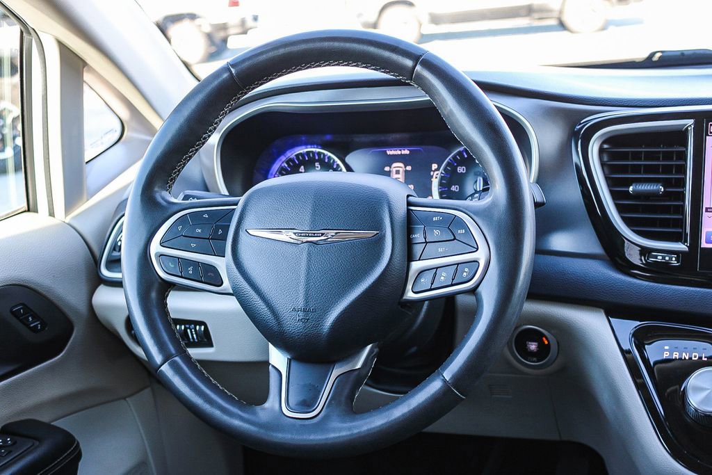 Used 2022 Chrysler Pacifica Touring-L FWD image 14