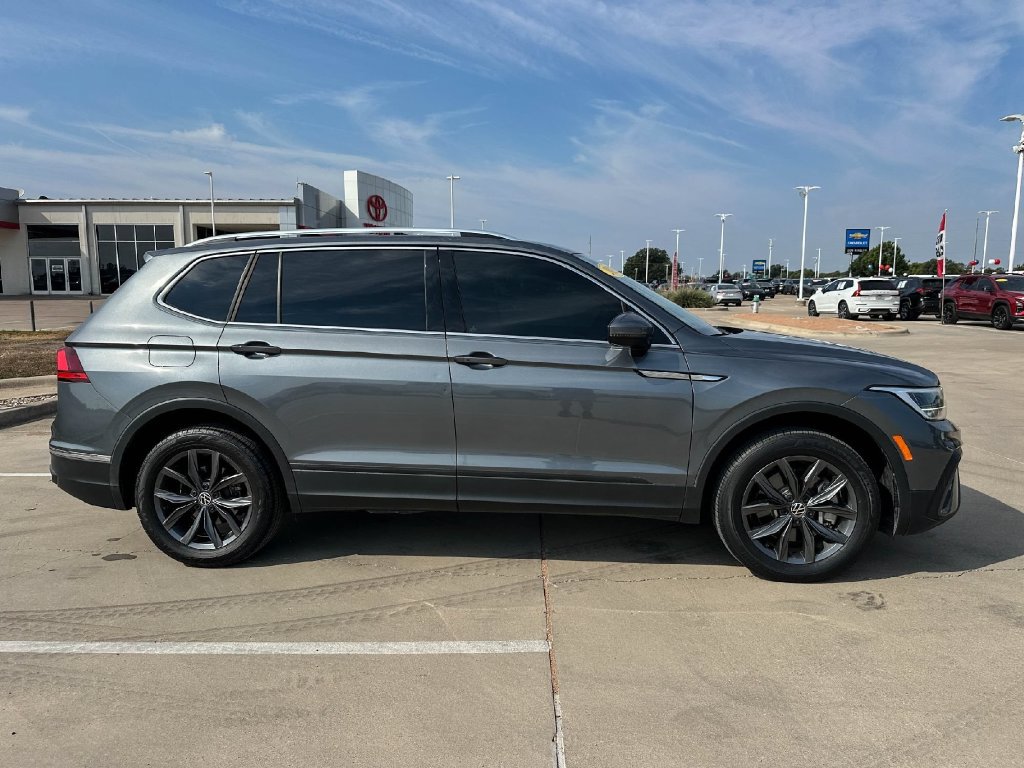 Used 2023 Volkswagen Tiguan SE FWD image 2