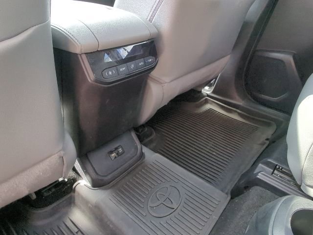 Used 2021 Toyota Highlander XLE image 24
