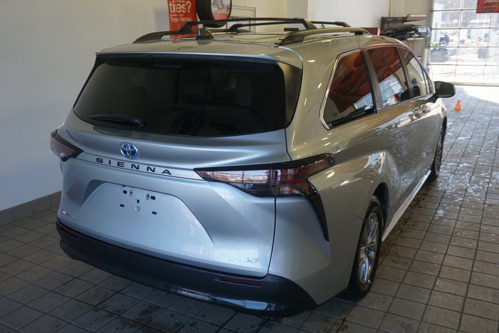 Used 2025 Toyota Sienna LE image 13