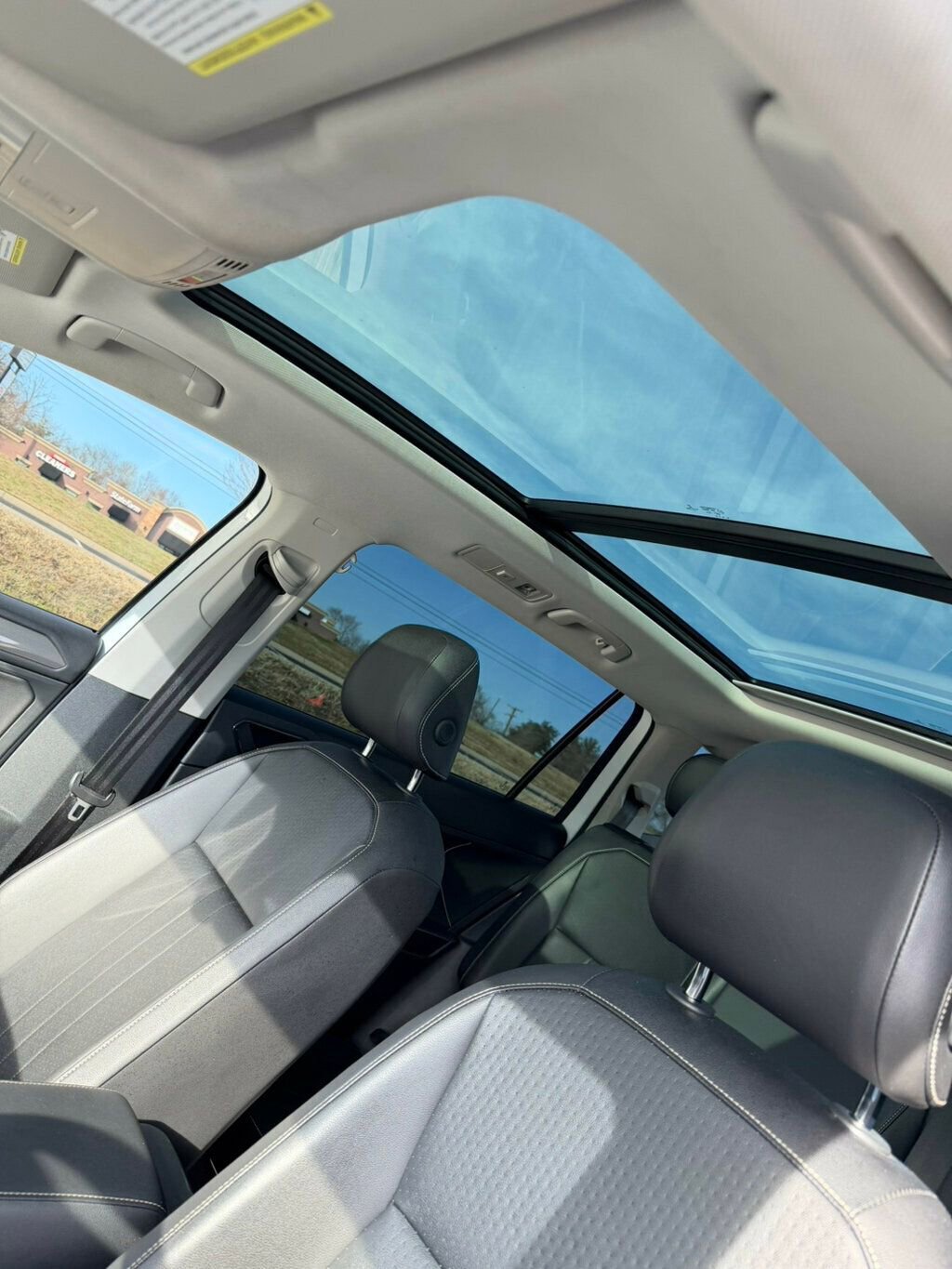 Used 2022 Volkswagen Tiguan SE w/ Panoramic Sunroof Package image 24
