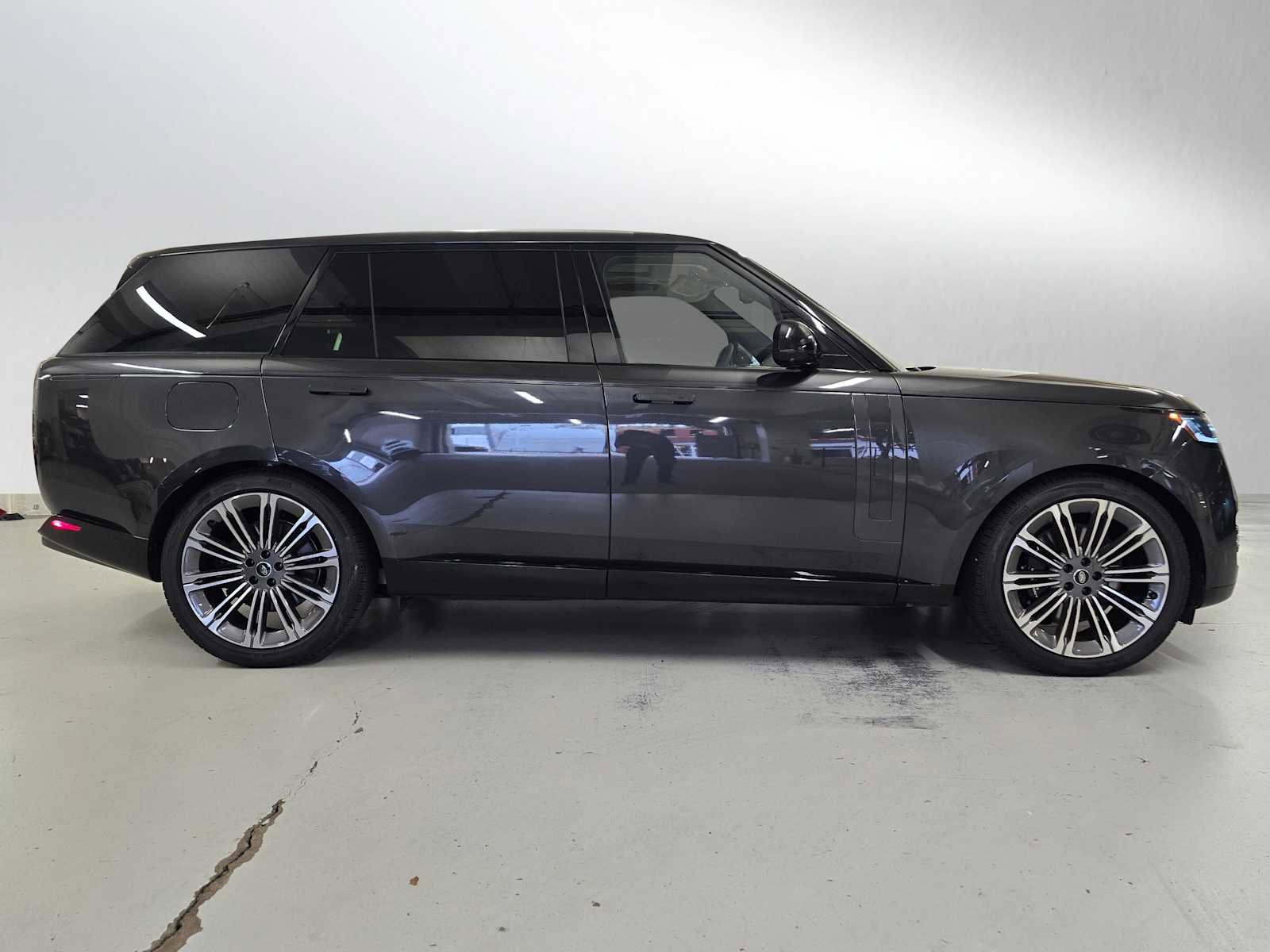 New 2025 Land Rover Range Rover Long Wheelbase SE image 6