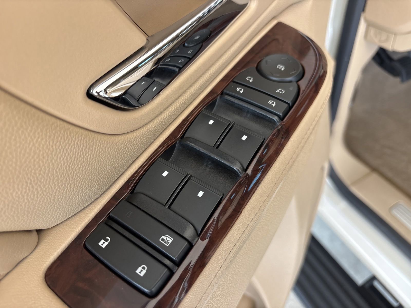 Used 2013 Cadillac Escalade Premium RWD image 14