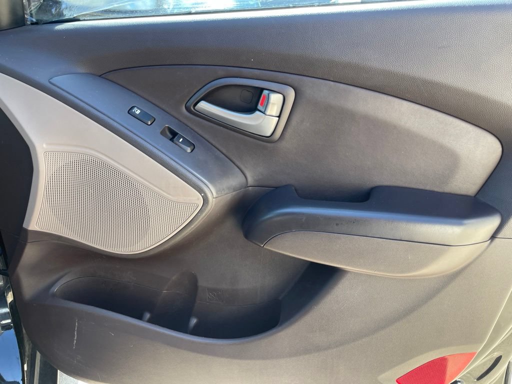 Used 2011 Hyundai Tucson Limited FWD image 24